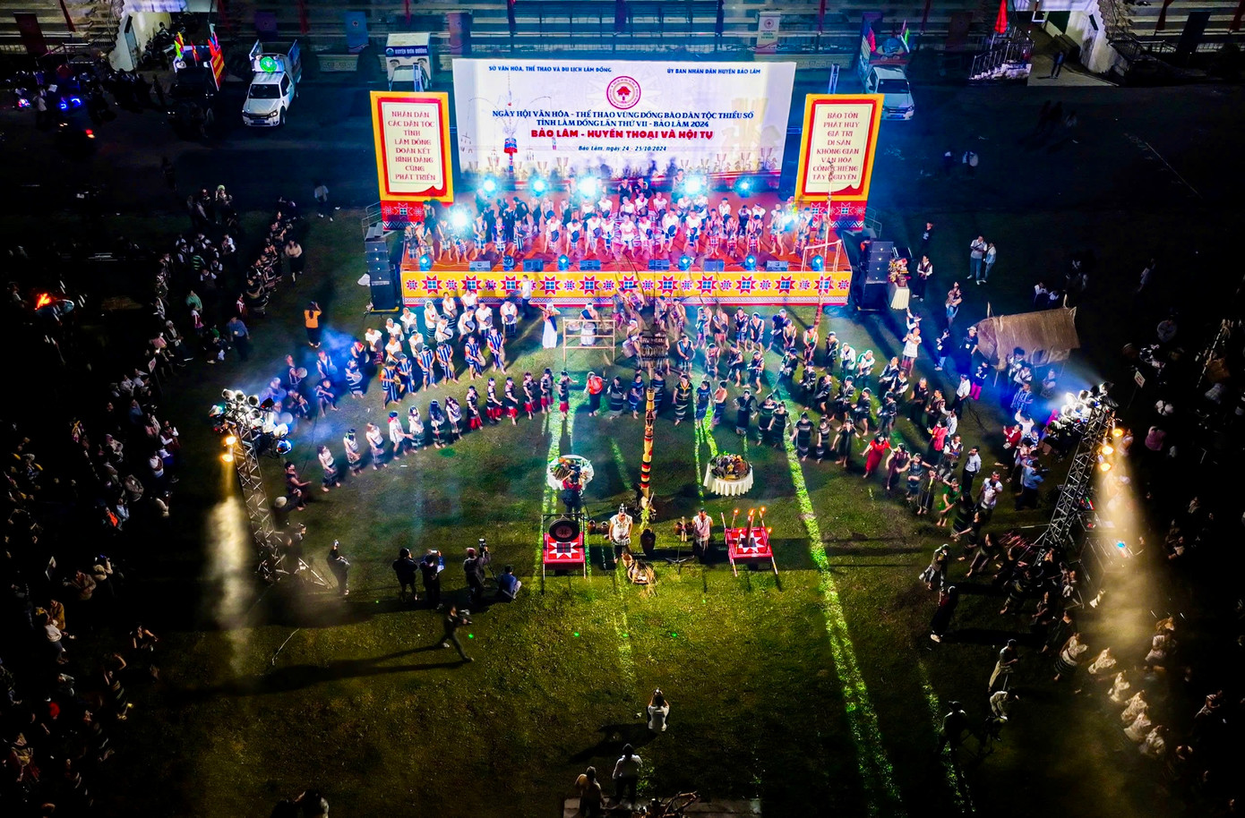 Trang phục thổ cẩm là yếu tố quan trọng trong các nghi lễ, lễ hội của người dân tộc thiểu số ở tỉnh Lâm Đồng. Điều đó thể hiện sự tôn vinh truyền thống.