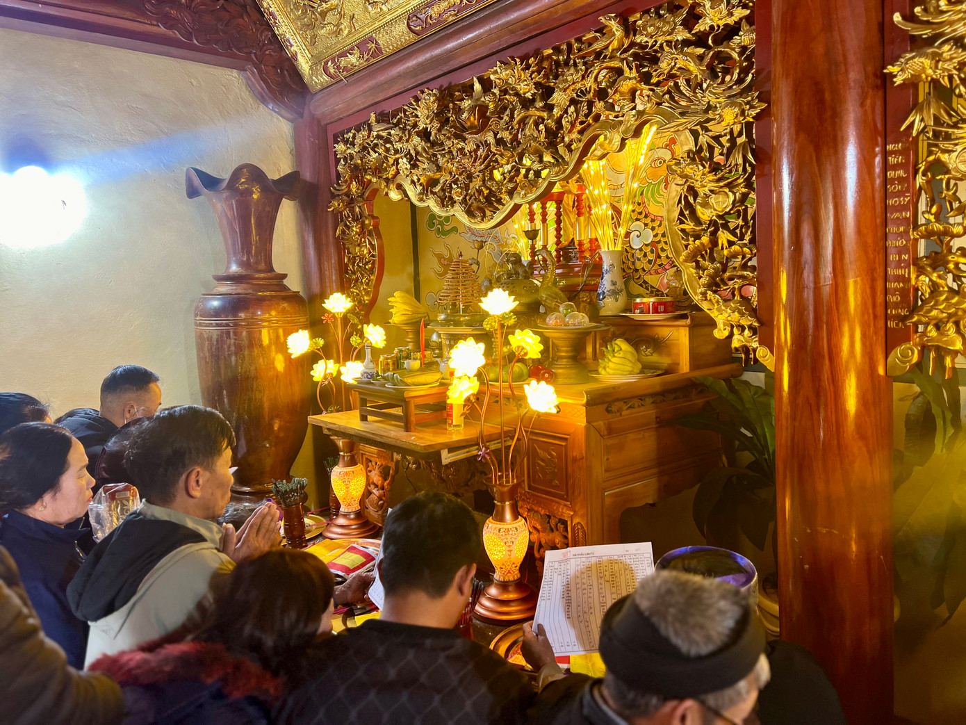 Người dân chen chúc ở khu vực làm lễ. Ảnh: Thái Lâm.