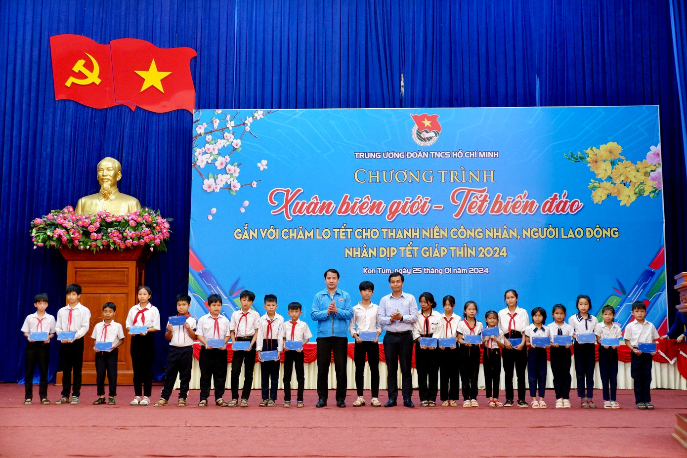 Tại chương trình, Ban Bí thư T.Ư Đoàn đã trao tặng 20 suất học bổng cho các em học sinh có hoàn cảnh khó khăn tại Làng Thanh niên lập nghiệp.