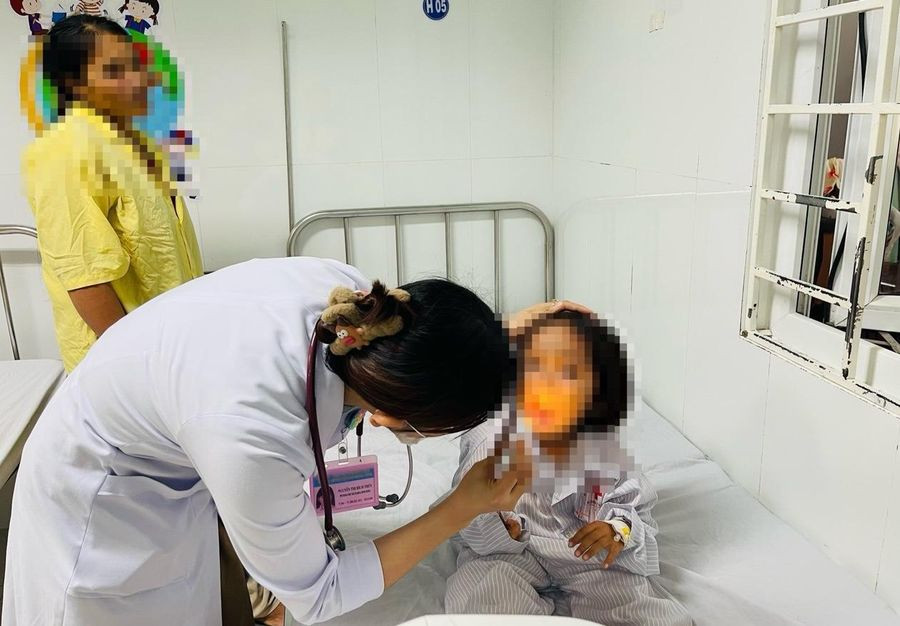 Hai cháu bé còn lại đang được chăm sóc đặc biệt tại Khoa Nhi Hai cháu bé còn lại đang được chăm sóc đặc biệt tại Khoa Nhi