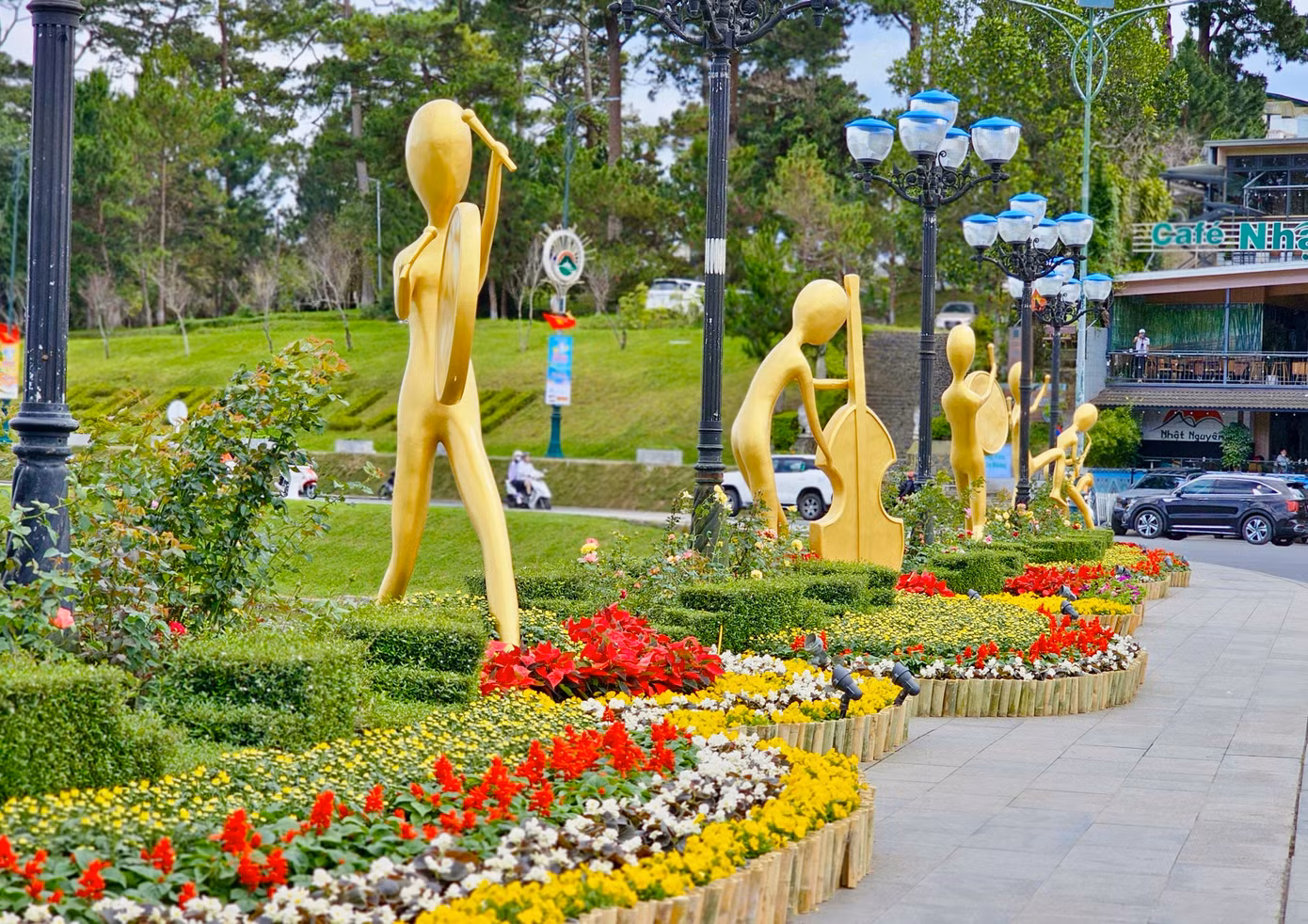 Độc đáo không gian hoa bên cầu Ông Đạo.