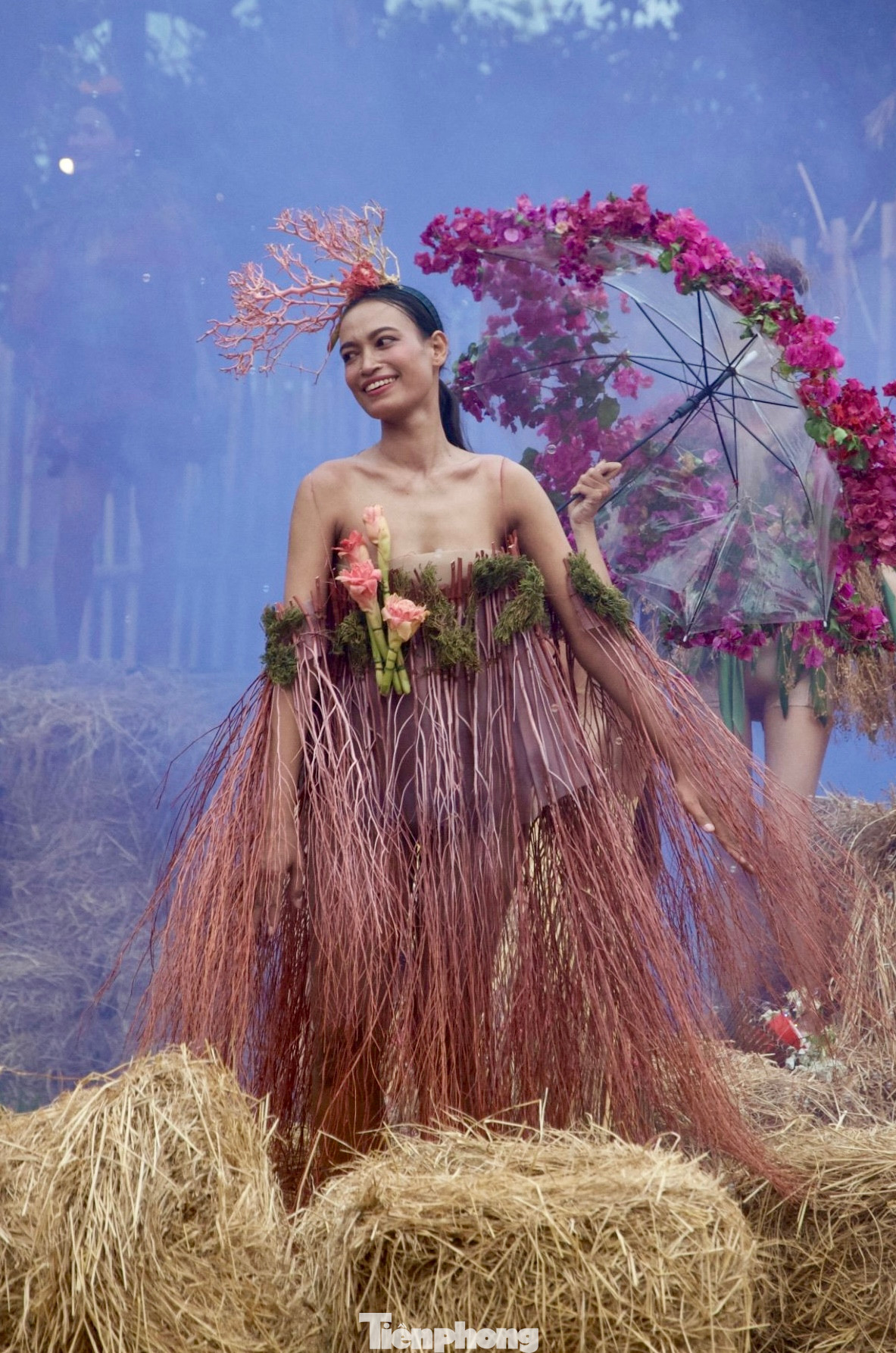 Các thiếu nữ tự tin trình diễn trang phục được lấy ý tưởng từ nông nghiệp.