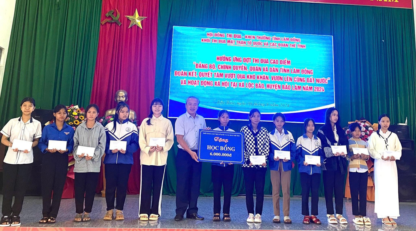 Các cấp bộ Đoàn tỉnh Lâm Đồng phối hợp trao hơn 769 suất học bổng cho học sinh nghèo vượt khó với tổng trị giá gần 250 triệu đồng Các cấp bộ Đoàn tỉnh Lâm Đồng phối hợp trao hơn 769 suất học bổng cho học sinh nghèo vượt khó với tổng trị giá gần 250 triệu đồng