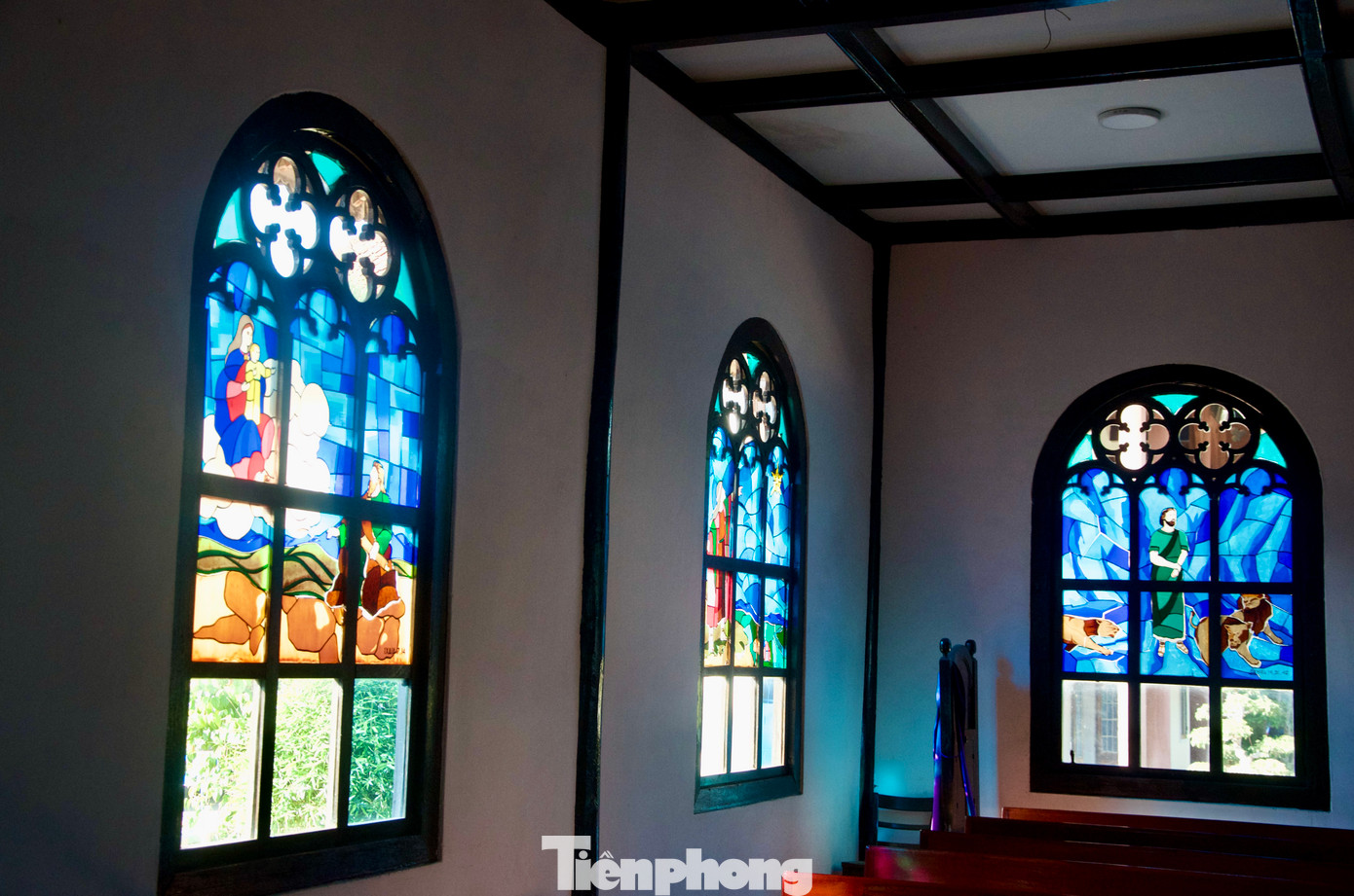 Thánh đường có nhiều khung cửa kính màu vẽ các điển tích trong kinh thánh, có tác dụng lấy ánh sáng vừa tạo thêm vẻ rực rỡ, tráng lệ cho giáo đường.