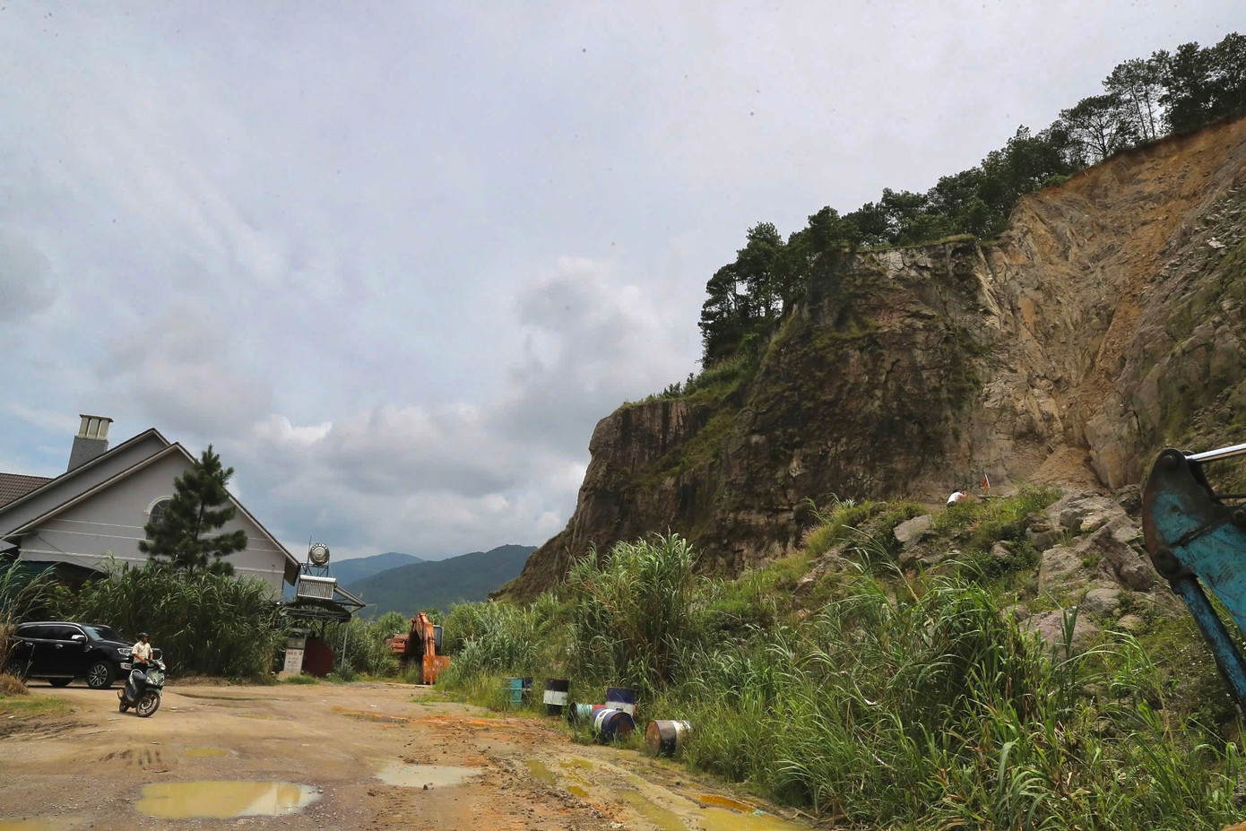 Lãnh đạo xã Hiệp Thạnh cho biết, đã yêu cầu các đơn vị liên quan cần sớm hạ đỉnh đồi mái dốc để đảm bảo an toàn tính mạng cũng như tài sản của các hộ dân sinh sống tại khu vực trên.