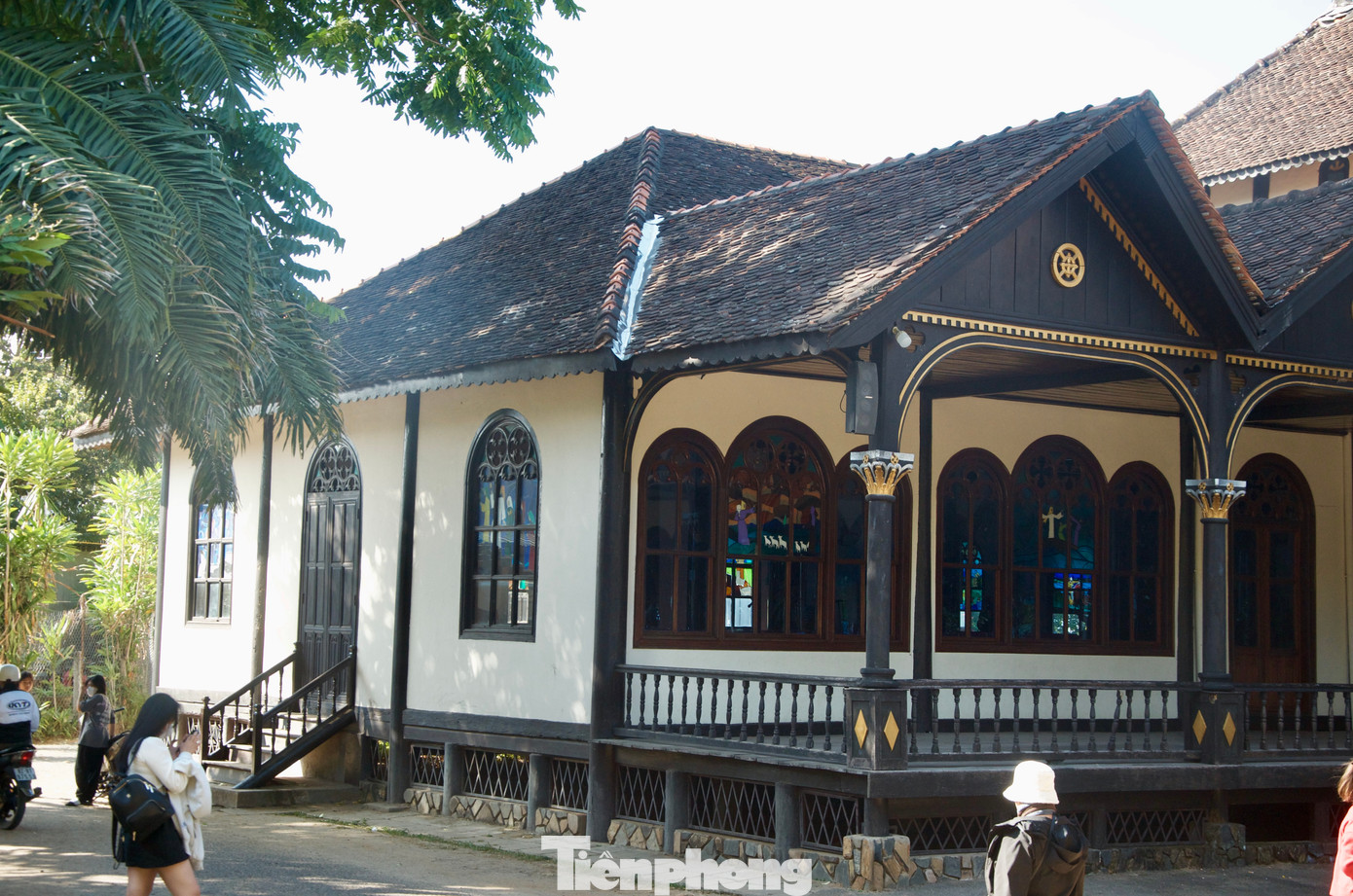 Nhà thờ gỗ Kon Tum là công trình kiệt tác bằng gỗ mang phong cách Basilica, được xây dựng từ năm 1913 và hoàn thành vào năm 1918 mới hoàn tất. Nhà thờ được thiết kế theo lối kiến trúc Roman kết hợp với kiểu nhà sàn của người Ba Na bản địa. Đó là là sự kết hợp giữa văn hóa Tây phương và bản sắc dân tộc của vùng Tây Nguyên.