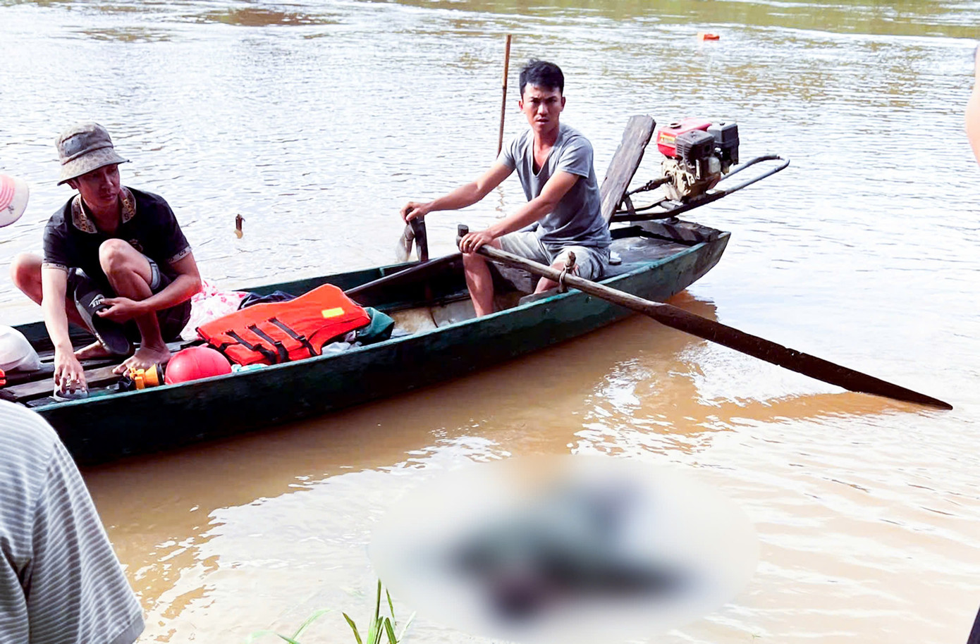 Khu vực tìm thấy nạn nhân cách vị trí xuồng bị lật khoảng 100m