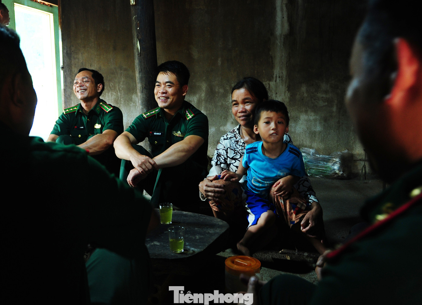 Thường xuyên bám dân, bám nắm địa bàn, hiểu rõ được đặc tính, lối sống, phong tục tập quán, điều kiện và tình hình thực tế cuộc sống của từng dân tộc.