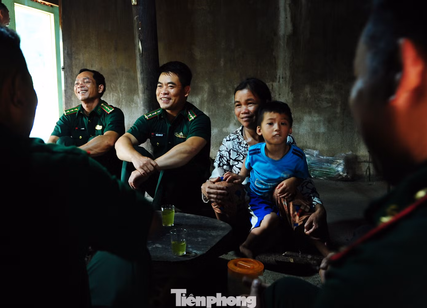Thường xuyên bám dân, bám nắm địa bàn, hiểu rõ được đặc tính, lối sống, phong tục tập quán, điều kiện và tình hình thực tế cuộc sống của từng dân tộc.
