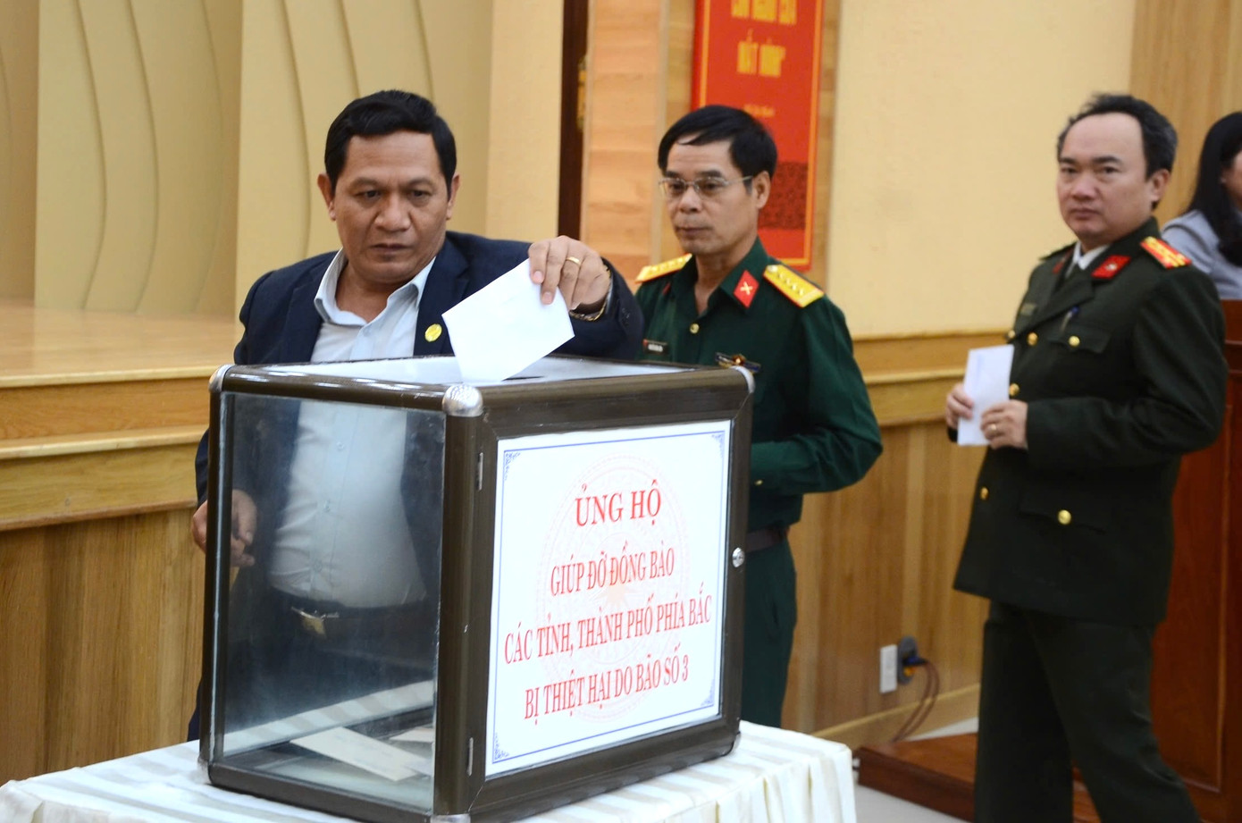 Lãnh đạo tỉnh Lâm Đồng chung tay ủng hộ tại lễ phát động. Lãnh đạo tỉnh Lâm Đồng chung tay ủng hộ tại lễ phát động.