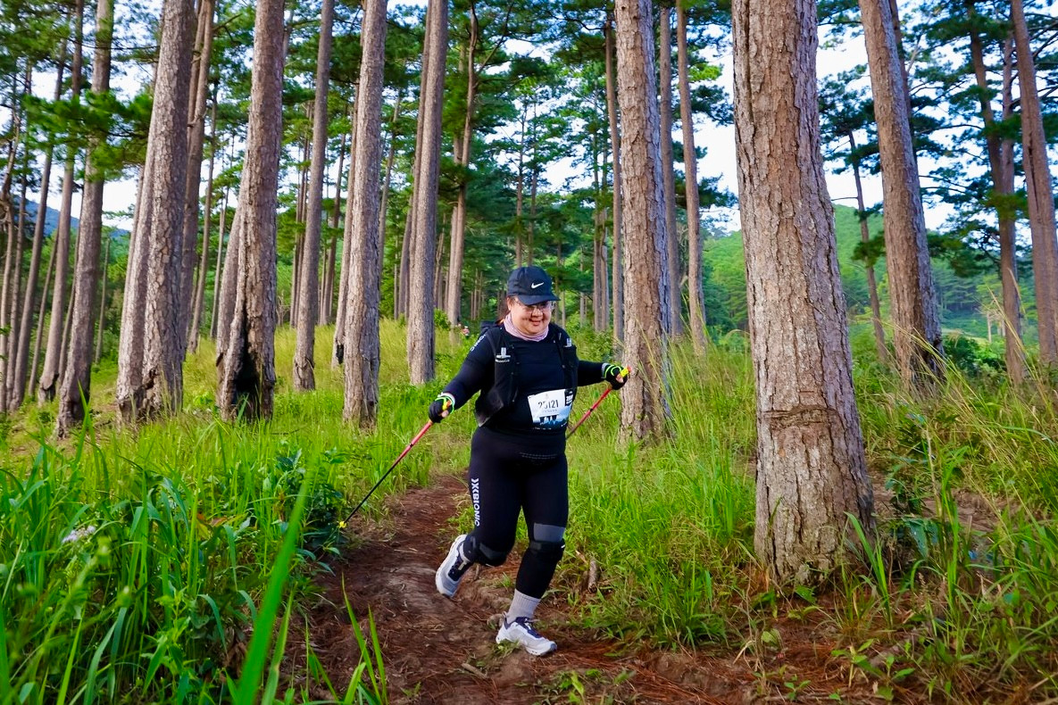 Để hoàn thành số km đăng ký, các vận động viên phải vượt qua những đồi núi hiểm trở và rừng rậm hoang sơ, suối nước, nương rẫy bạt ngàn cà phê, đồi thông...