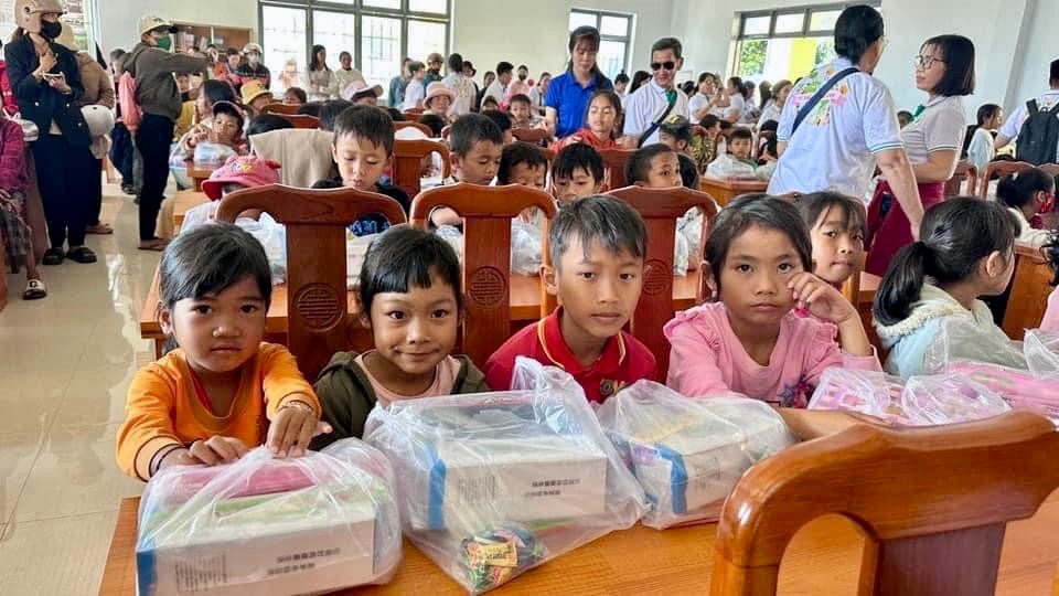 Các em học sinh khó khăn phấn khởi khi nhận dụng cụ học tập trước thềm năm học mới.