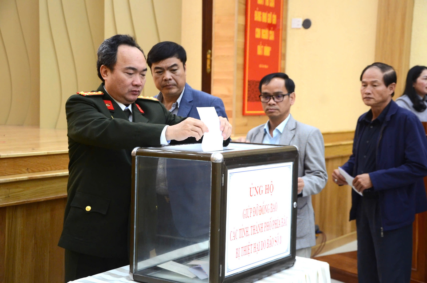 Lãnh đạo tỉnh Lâm Đồng chung tay ủng hộ tại lễ phát động. Lãnh đạo tỉnh Lâm Đồng chung tay ủng hộ tại lễ phát động.