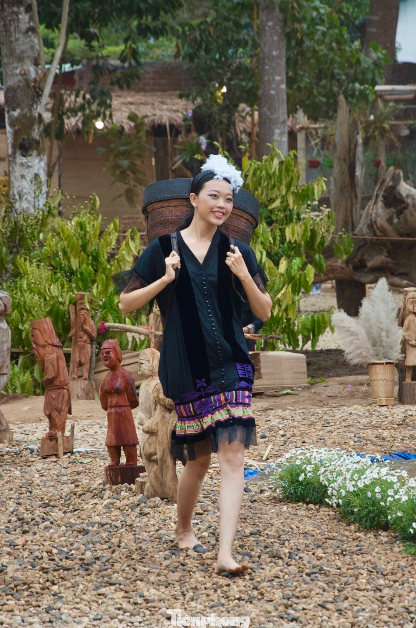 Các thiếu nữ tự tin trình diễn trang phục được lấy ý tưởng từ nông nghiệp.