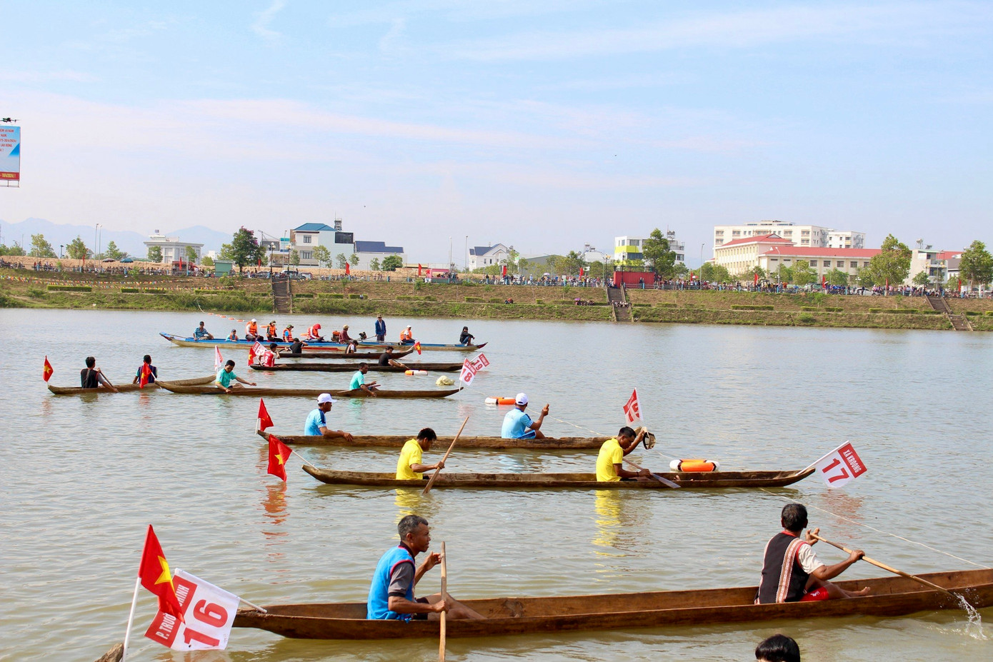 Ông Nguyễn Thanh Mân - Chủ tịch UBND thành phố Kon Tum cho hay, giải đấu là sân chơi bổ ích cho người dân, nhất là đồng bào các dân tộc giao lưu, góp phần gìn giữ, duy trì và phát triển các môn thể thao truyền thống nói chung, đua thuyền độc mộc nói riêng.