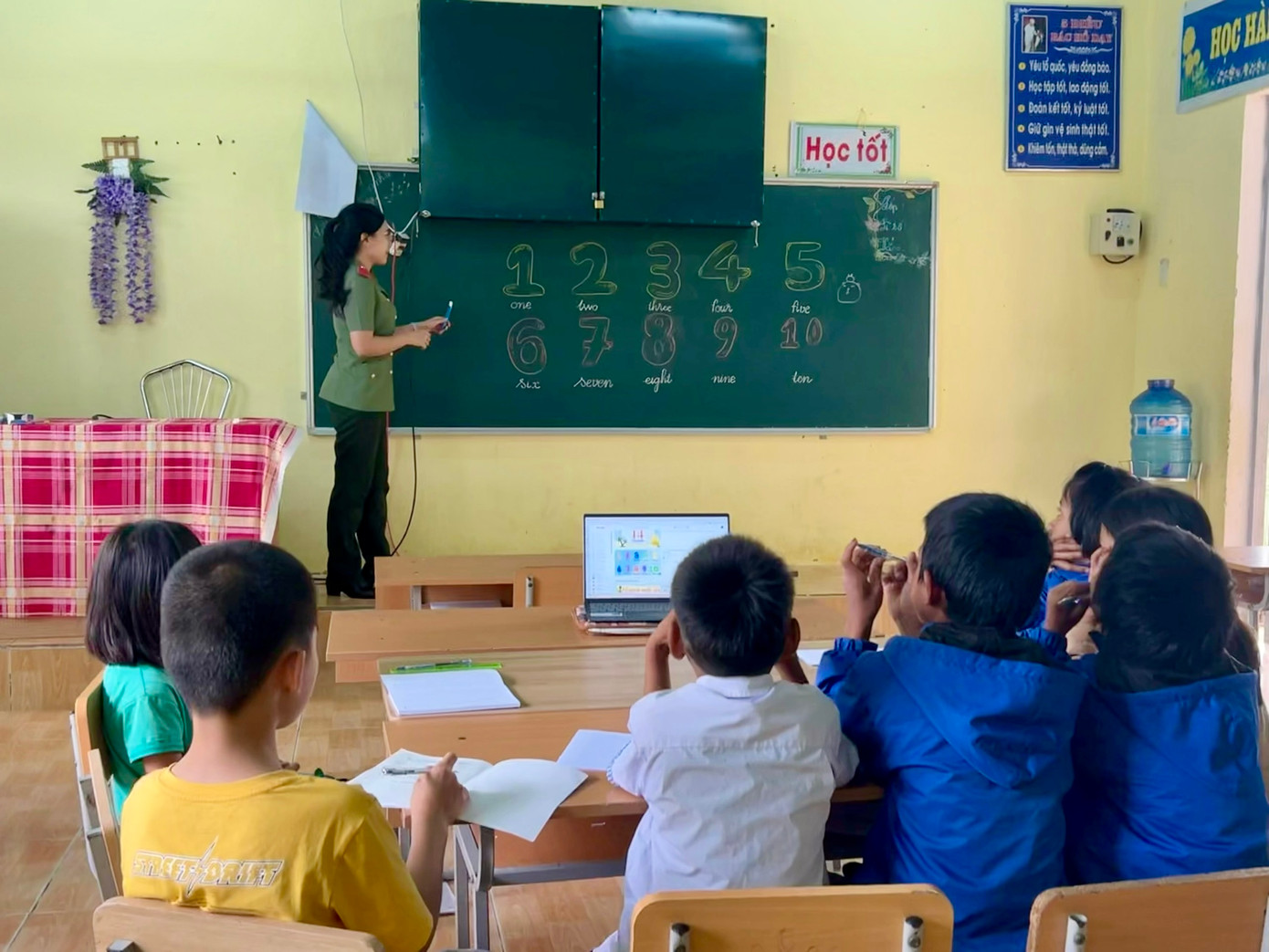 Các lớp học tiếng Anh miễn phí do Ban Thanh niên - Công an tỉnh Kon Tum phối hợp với Huyện Đoàn Kon Rẫy tổ chức.