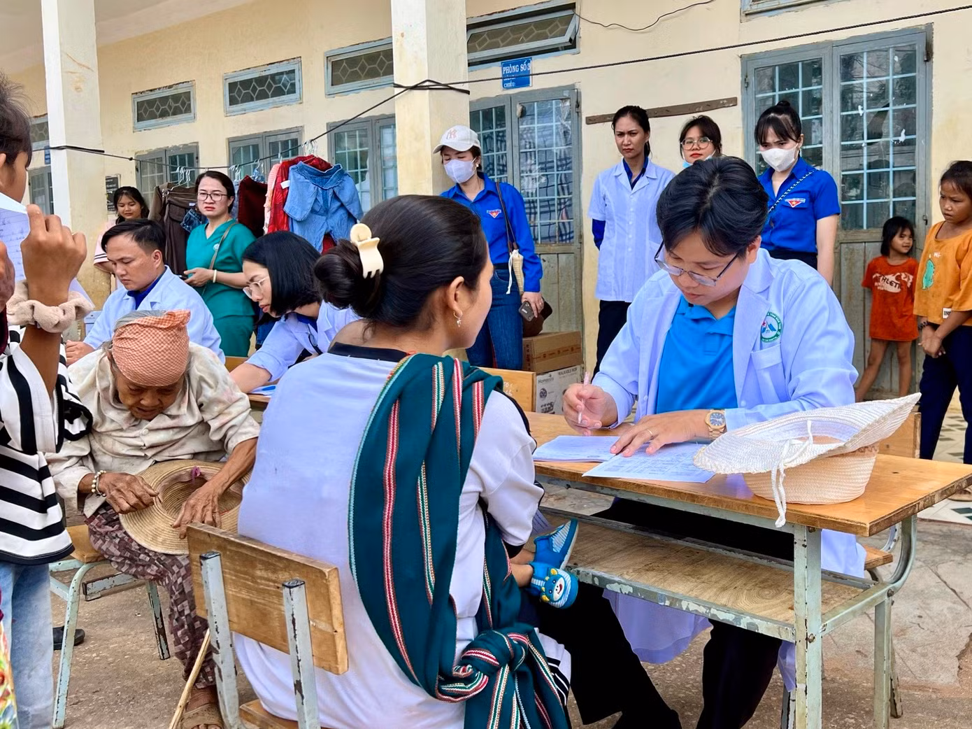 Các y, bác sĩ đã khám, tư vấn sức khỏe và cấp thuốc miễn phí cho hơn 500 người dân tại hoạt động
