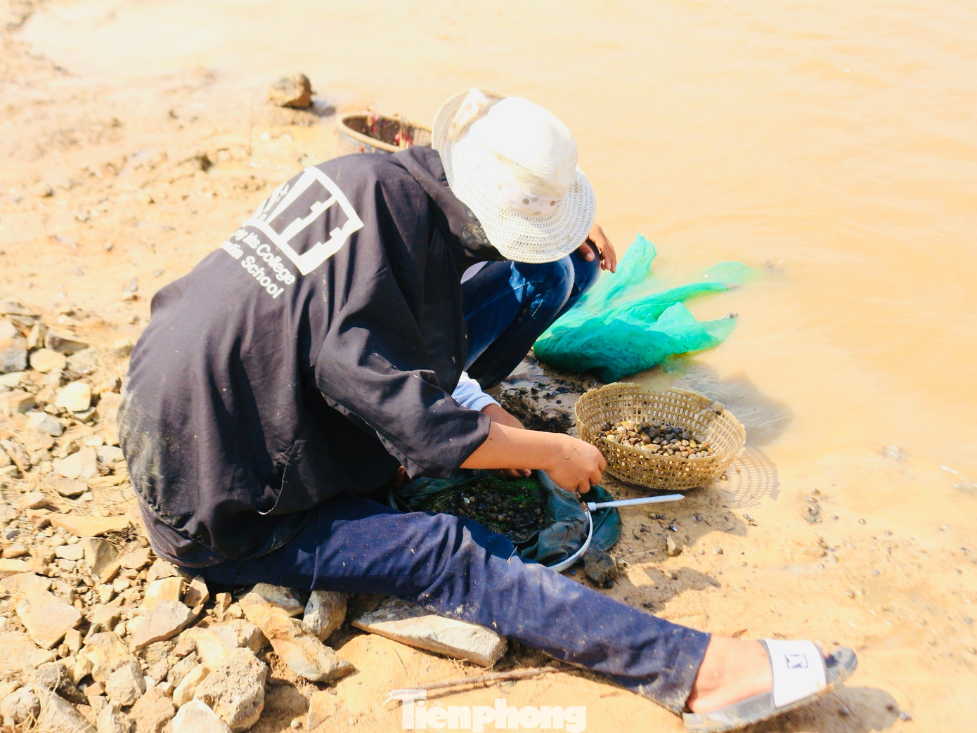 Tranh thủ giờ trưa, nhiều em học sinh rủ nhau ra đập cào hến phụ giúp bố mẹ.