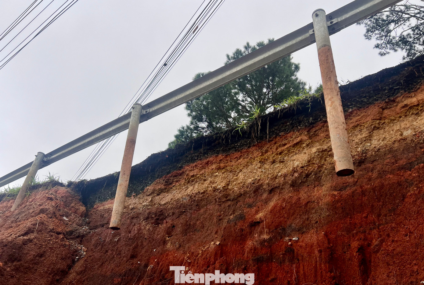 Phạm vi sạt lở sát mép mặt đường tạo hàm ếch vào mặt đường 0,5m.