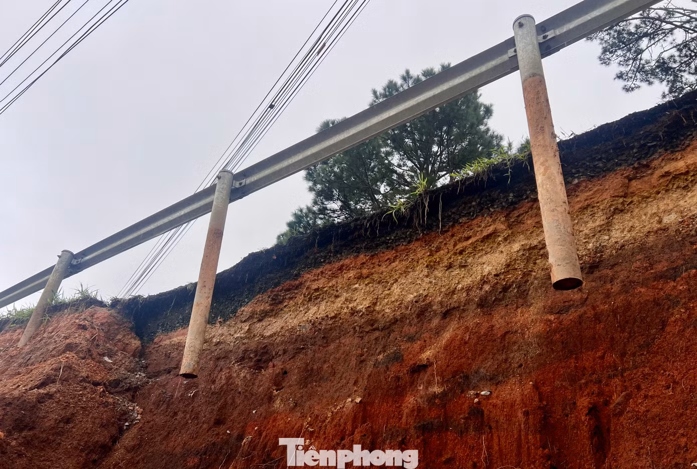 Phạm vi sạt lở sát mép mặt đường tạo hàm ếch vào mặt đường 0,5m.
