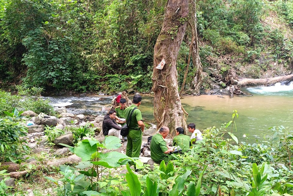 Lực lượng chức năng làm việc tại hiện trường. Lực lượng chức năng làm việc tại hiện trường.