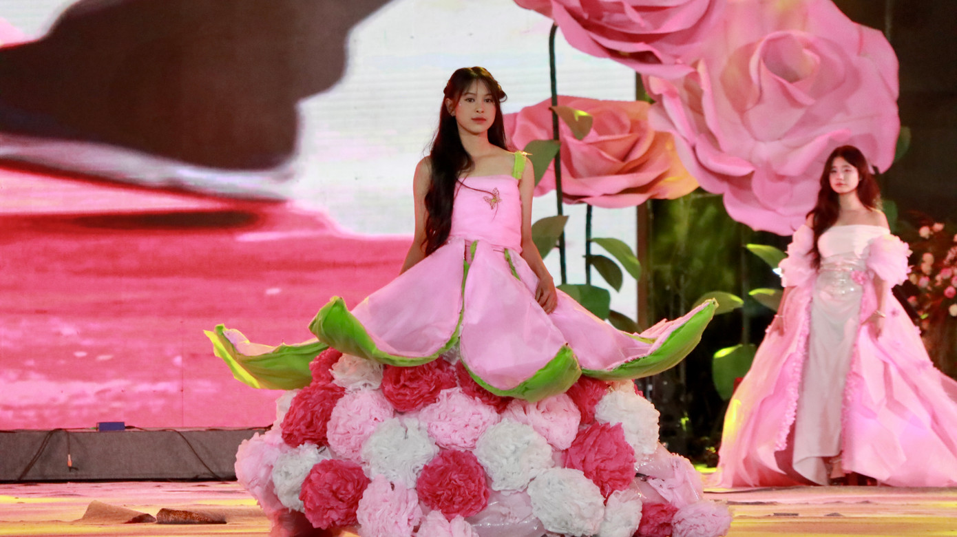 Dàn người mẫu tự tin trình diễn các bộ trang phục tái chế làm từ các vật liệu không còn sử dụng, tuyên truyền việc bảo vệ môi trường.