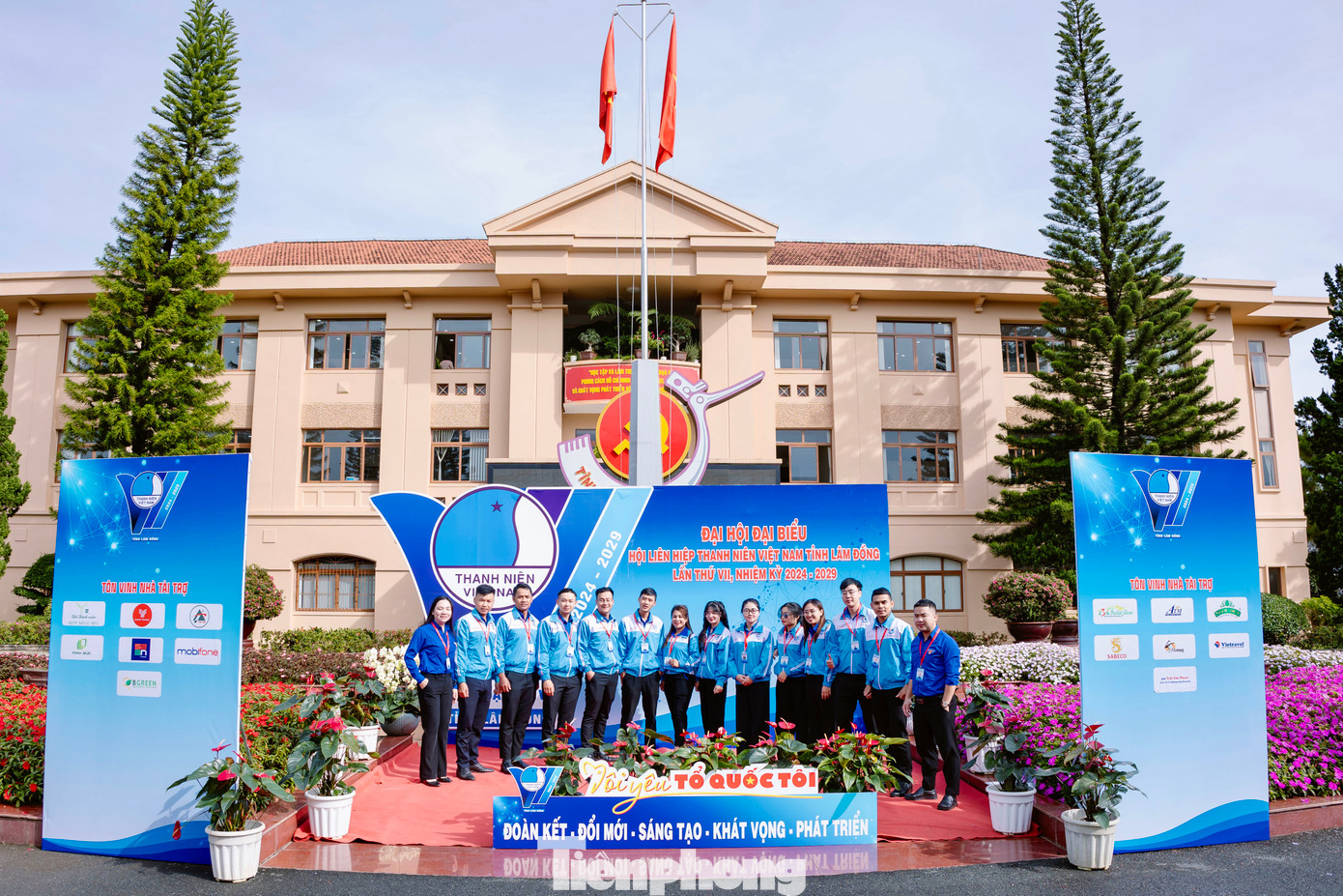 Thanh niên các cấp bộ Hội chụp hình lưu niệm Thanh niên các cấp bộ Hội chụp hình lưu niệm