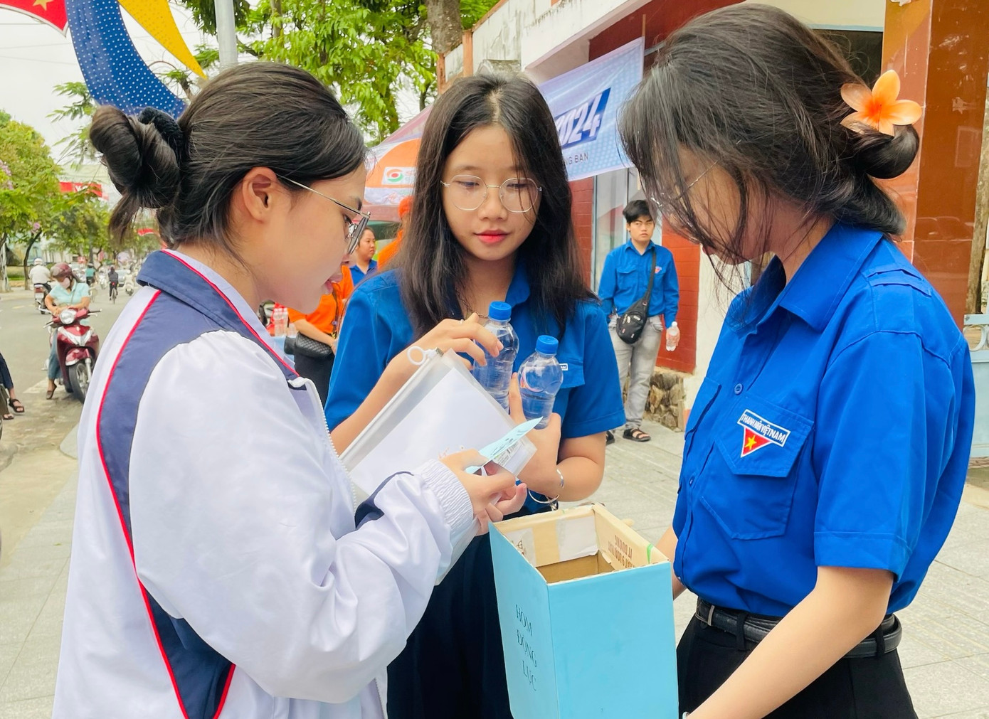 Thí sinh vui vẻ nhận những lời chúc từ "hòm động lực".