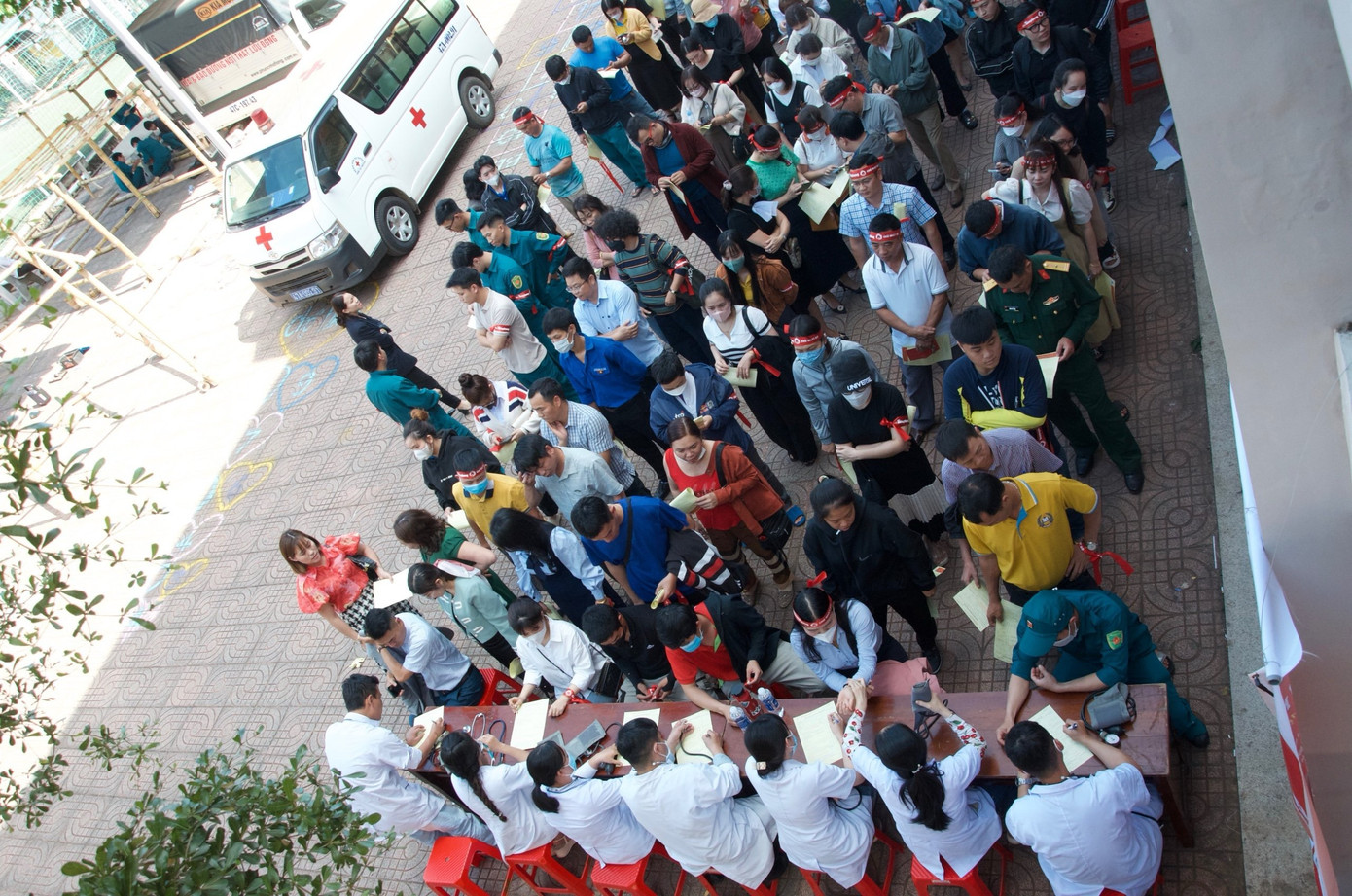 Rất đông tình nguyện viên đã có mặt tại điểm hiến máu để đăng ký và khám sàng lọc