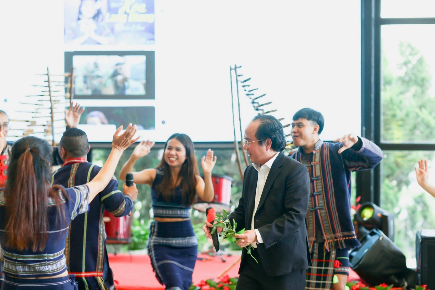 Du khách giao lưu cùng các cô gái trong trang phục thổ cẩm, khám phá văn hóa Cao nguyên Lâm Viên.