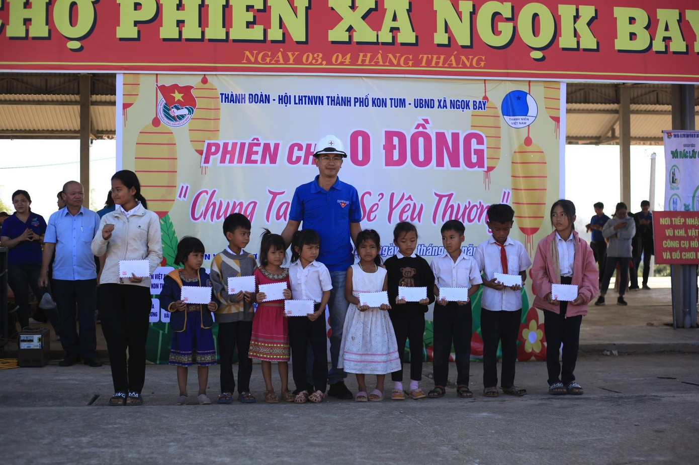 Trao tặng 20 suất học bổng cho các em học sinh có hoàn cảnh khó khăn vượt khó.