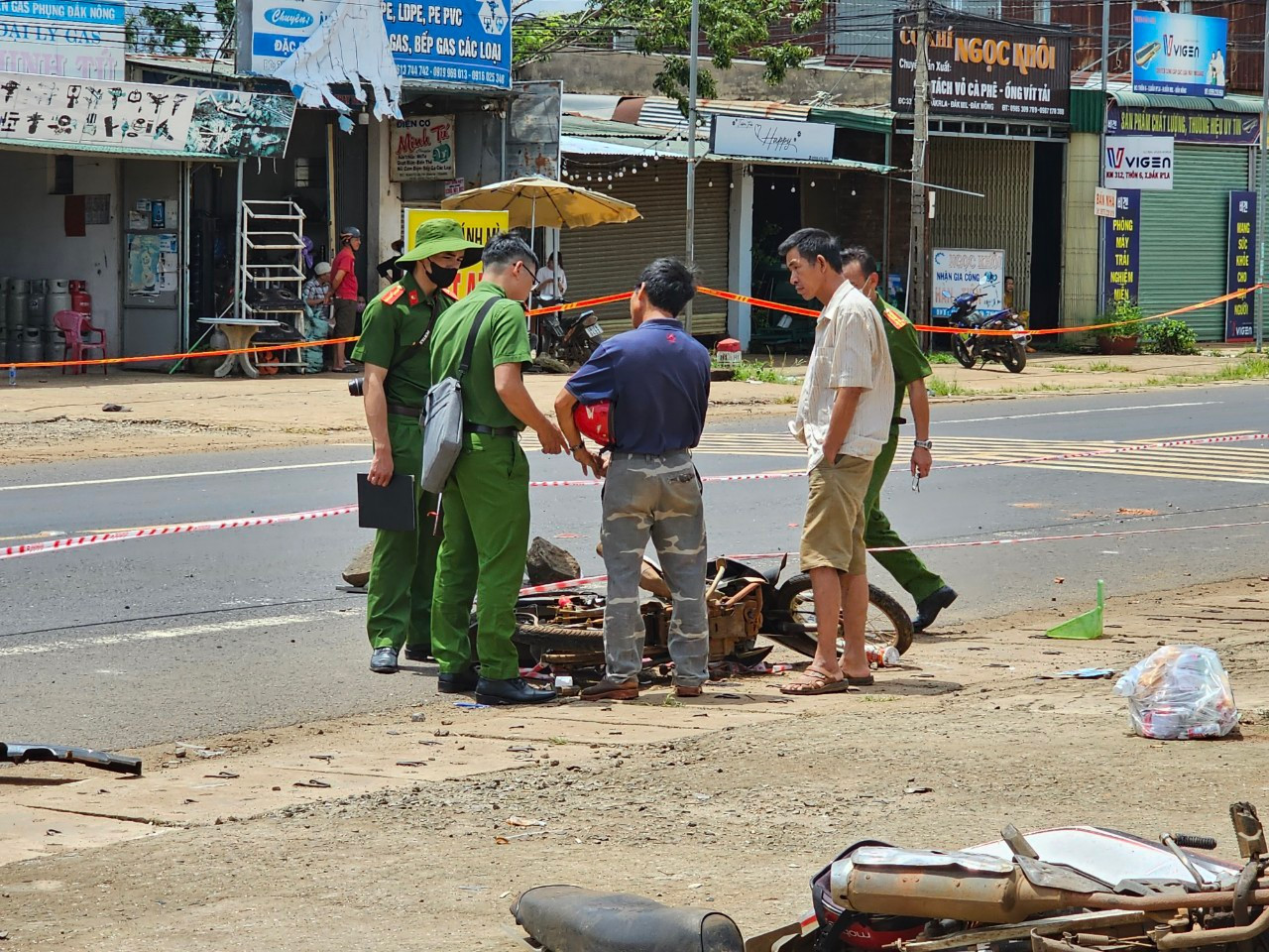 Lực lượng chức năng điều tra nguyên nhân vụ tai nạn Lực lượng chức năng điều tra nguyên nhân vụ tai nạn