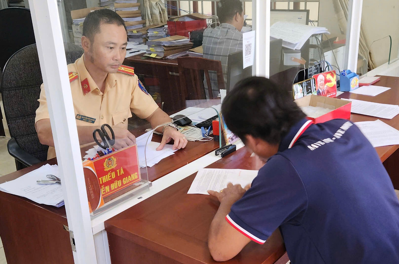 Tài xế xe khách làm việc tại cơ quan công an