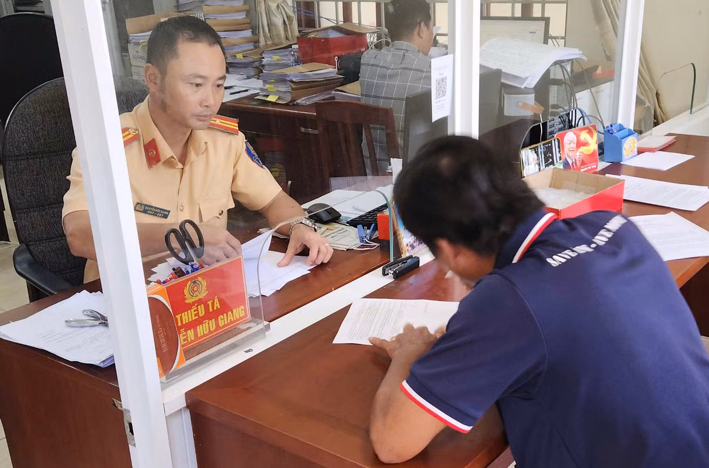 Tài xế xe khách làm việc tại cơ quan công an