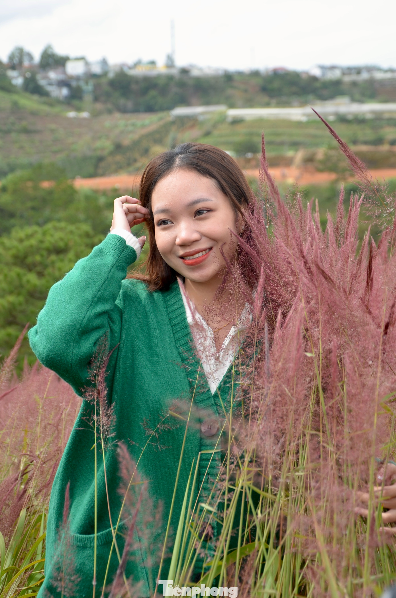 Một bạn trẻ đến từ Hà Nội thả dáng bên hoa cỏ lau hồng tại đồi Mây.