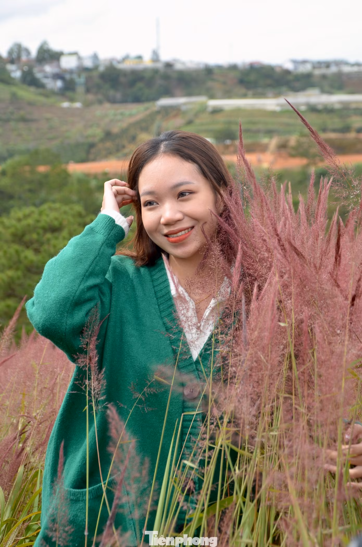 Một bạn trẻ đến từ Hà Nội thả dáng bên hoa cỏ lau hồng tại đồi Mây.
