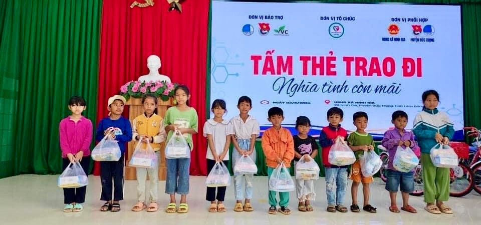 Huyện Đoàn Đức Trọng phối hợp trao tặng 300 thẻ bảo hiểm y tế cho người dân hoàn cảnh khó khăn và 200 phần quà (áo khoác, dụng cụ học tập) tại xã Ninh Gia.