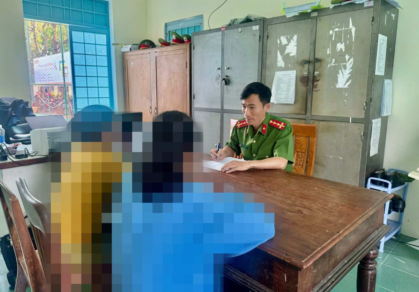 Gia đình nạn nhân trình báo tại Cơ quan điều tra. Ảnh: CA