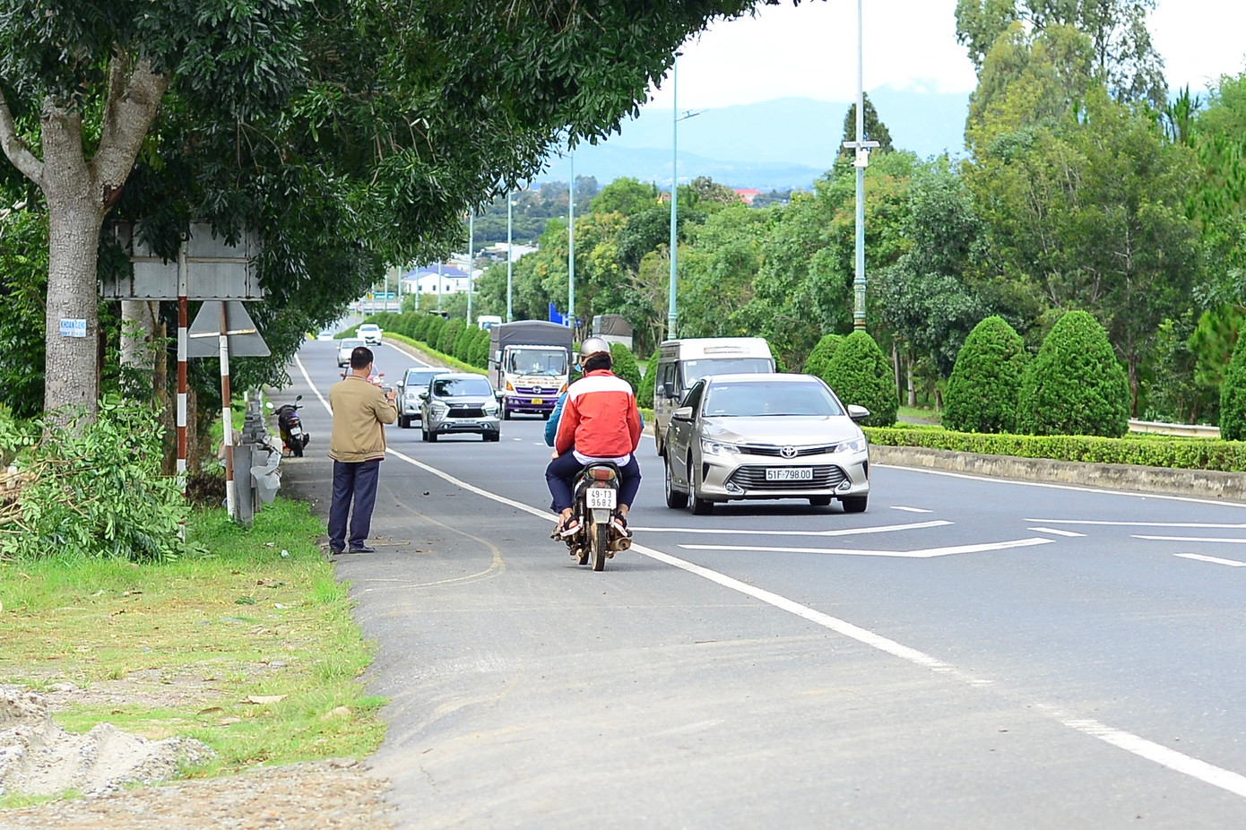 Theo ông Hoàng Quốc Minh (trú xã Hiệp An, Đức Trọng), do hệ thống đường dân sinh chưa hoàn thiện nên người dân buộc phải băng ngang cao tốc để làm vườn. “Dù biết hành vi trái quy định, nhiều nguy hiểm nhưng không còn cách nào khác”, ông Minh nói.
