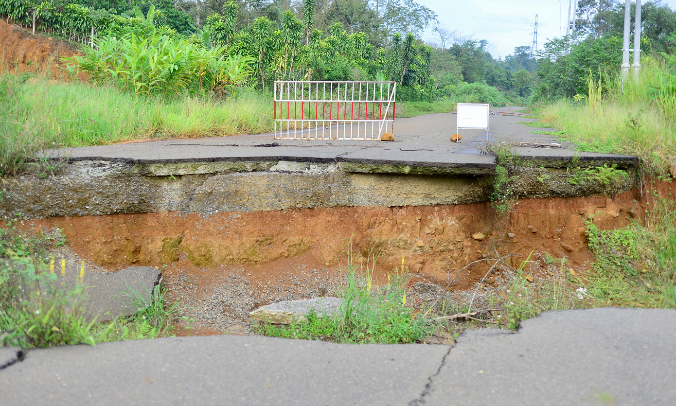 Đơn cử, tại một đoạn đường trên tuyến đường tránh nói trên có vết nứt kéo dài với độ hở lên đến hàng chục cm, nền đường bị chia cắt thành 2 phần tách biệt.