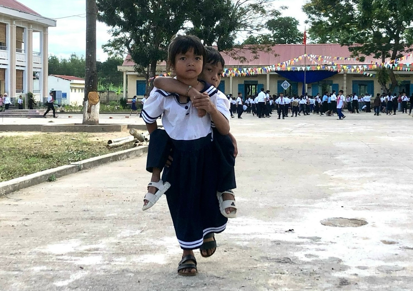 Cô bé Y Juyên 6 tuổi trở thành đôi chân vững của cậu bạn A Đinh. Cô bé Y Juyên 6 tuổi trở thành đôi chân vững của cậu bạn A Đinh.