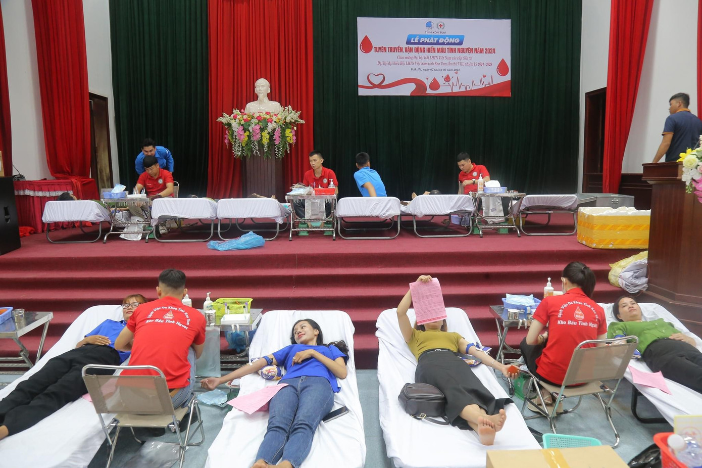 Cùng ngày, cũng tại huyện Đăk Hà, Hội LHTN Việt Nam tỉnh Kon Tum phối hợp các đơn vị liên quan tổ chức Lễ phát động "Tuyên truyền, vận động hiến máu tình nguyện năm 2024"