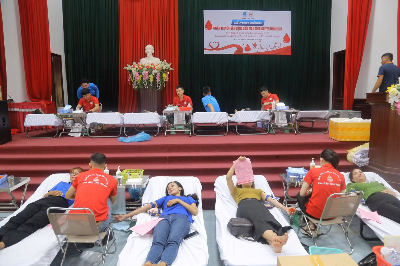 Cùng ngày, cũng tại huyện Đăk Hà, Hội LHTN Việt Nam tỉnh Kon Tum phối hợp các đơn vị liên quan tổ chức Lễ phát động "Tuyên truyền, vận động hiến máu tình nguyện năm 2024"