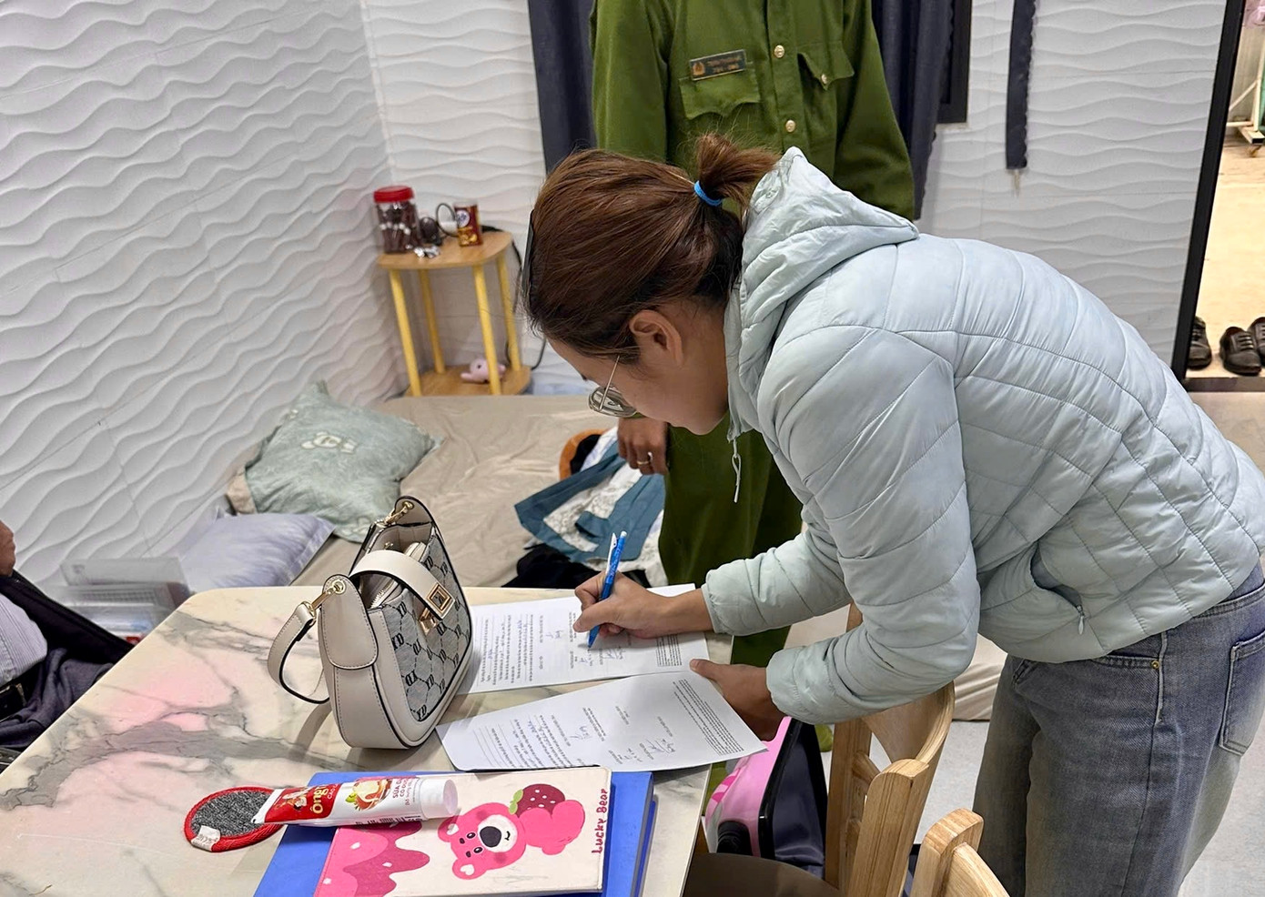 Các cơ quan chức năng khám xét nơi ở của Trâm tại huyện Đức Trọng Các cơ quan chức năng khám xét nơi ở của Trâm tại huyện Đức Trọng