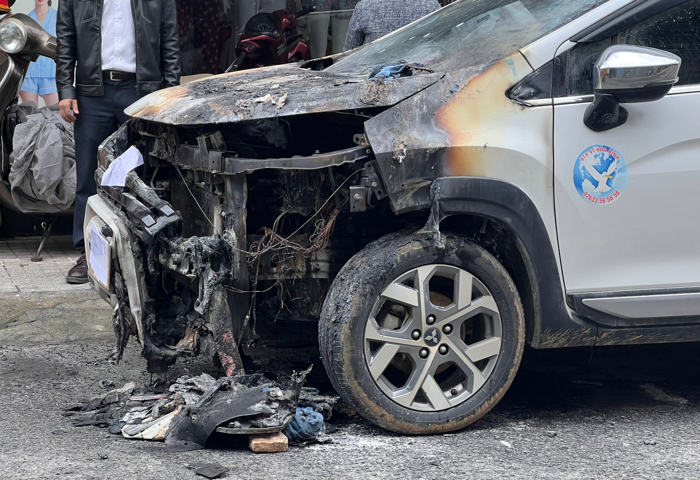 Chiếc xe bị cháy mất phần đầu