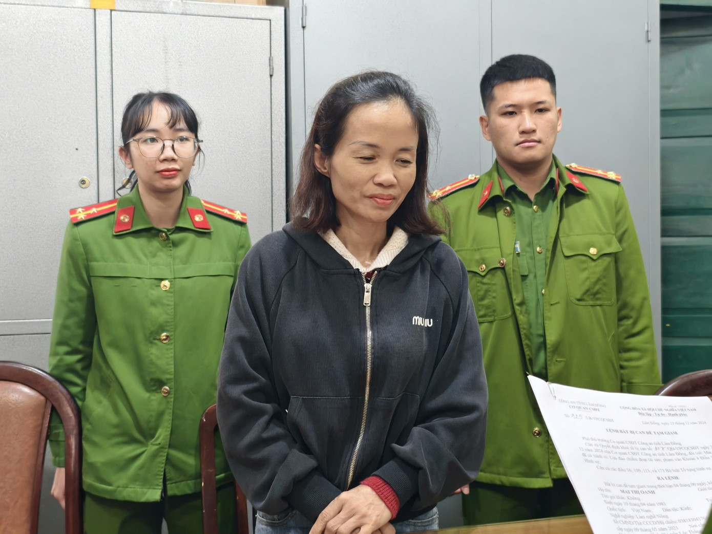 Đối tượng Mai Thị Oanh tại cơ quan công an Đối tượng Mai Thị Oanh tại cơ quan công an