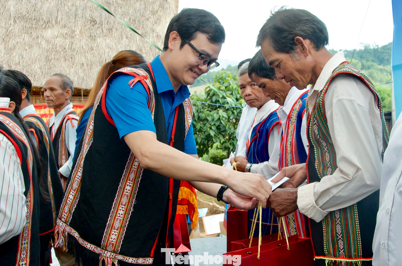 Bí thư thứ nhất trao tặng các món quà đến già làng, trưởng bản, người có uy tín trong cộng đồng xã Đăk Pxi