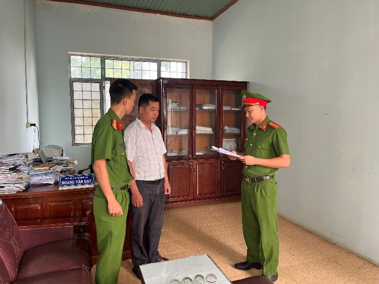 Công an tỉnh Kon Tum đọc lệnh khám xét đối với Hoàng Văn Đạt