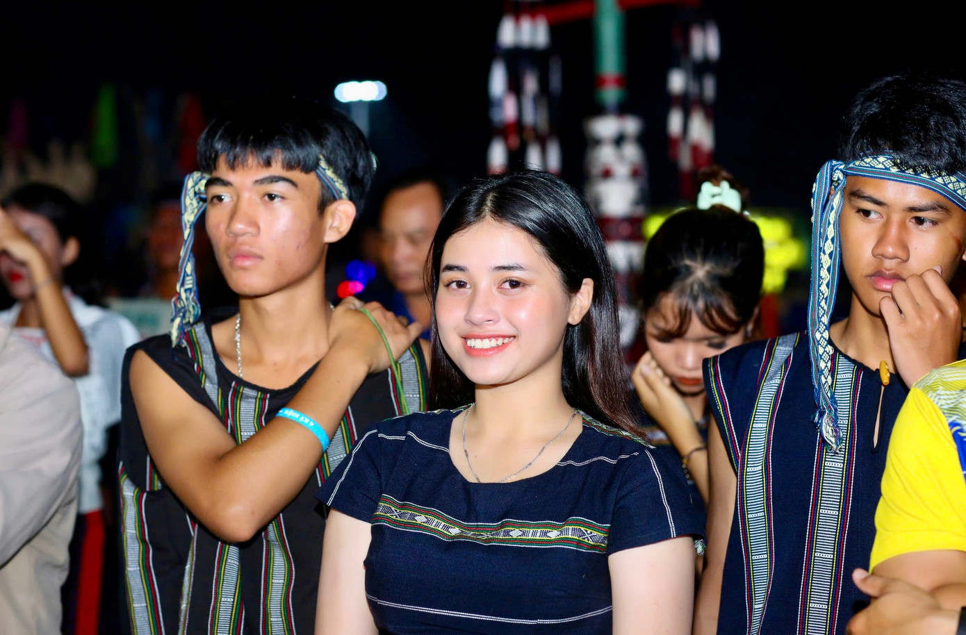 Mỗi chiếc áo, váy thổ cẩm là tác phẩm nghệ thuật, thể hiện sự sáng tạo vô tận của người thợ thủ công.