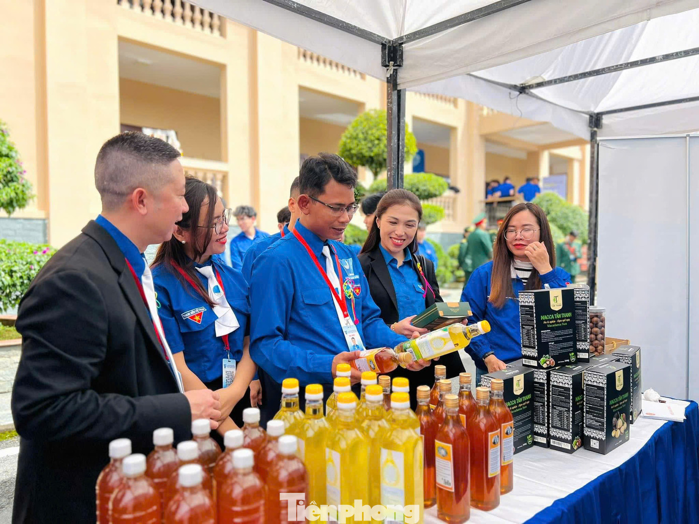 Anh Ndu Ha Biên - Chủ tịch Hội LHTN Việt Nam tỉnh Lâm Đồng khóa VII chia sẻ, triển lãm không chỉ là cơ hội để quảng bá sản phẩm địa phương mà còn tạo điều kiện để các bạn trẻ giao lưu, học hỏi kinh nghiệm và tìm kiếm cơ hội hợp tác.